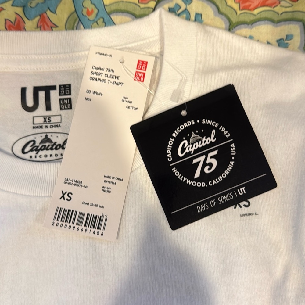 🆕 Uniqlo Beatles/ Capitol Records Graphic Tee NWT - Picture 10 of 11